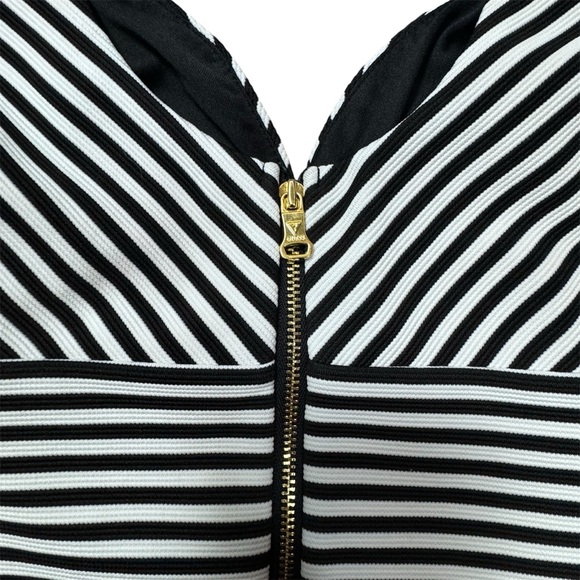 Black and white striped Guess sleeveless crop top. Gold zipper closure. - Picture 7 of 9